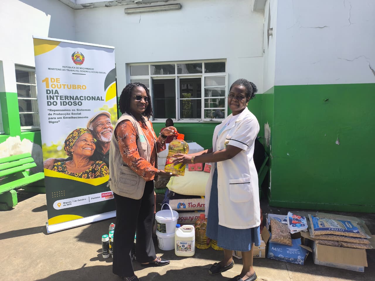 Entrega de bens alimentares e produtos de higiene à representante do Centro.