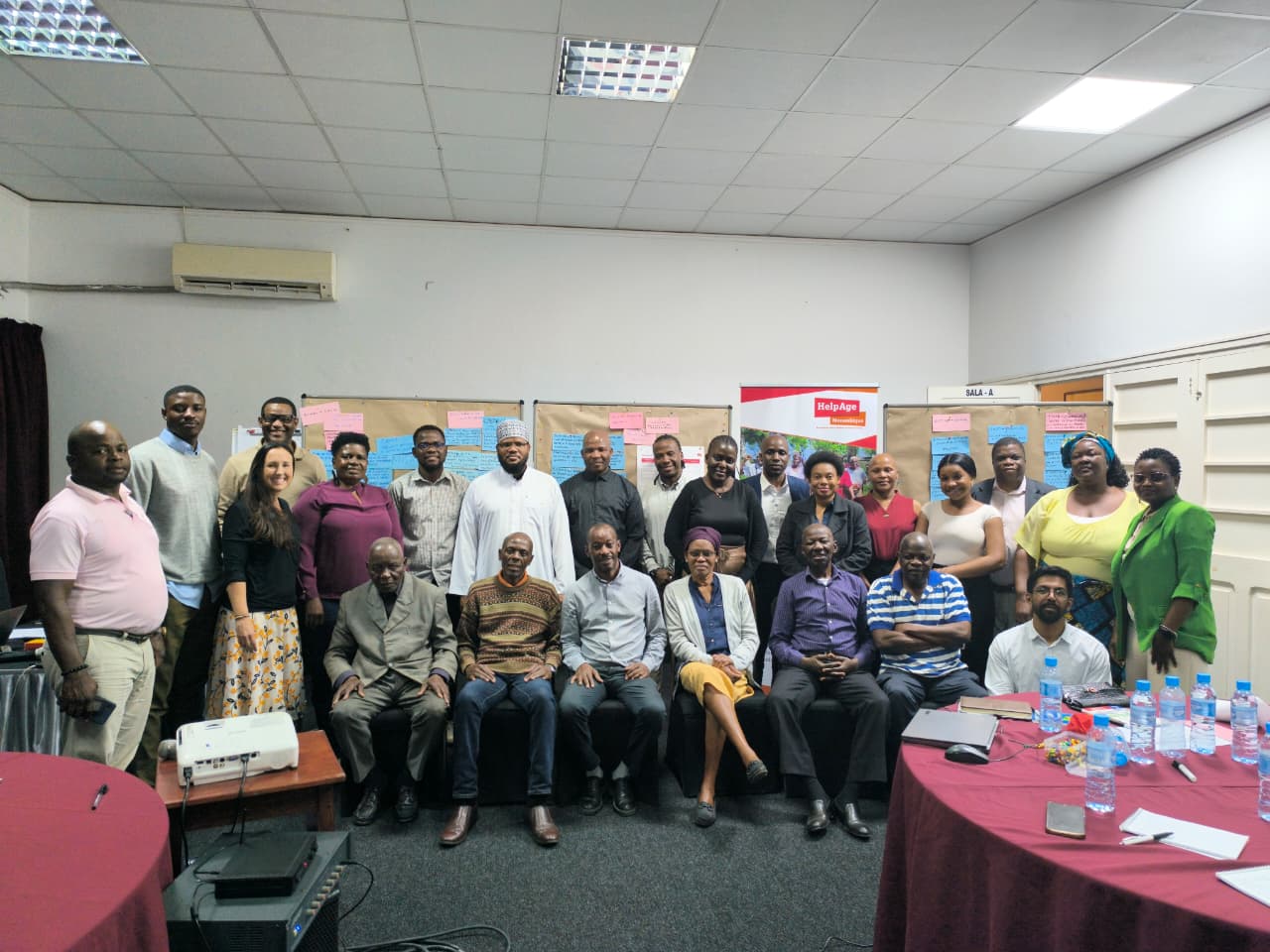 Foto família - Mesa Redonda da Sociedade Civil sobre Prioridades de Advocacia para a Promoção dos Direitos das Pessoas Idosas em Moçambique