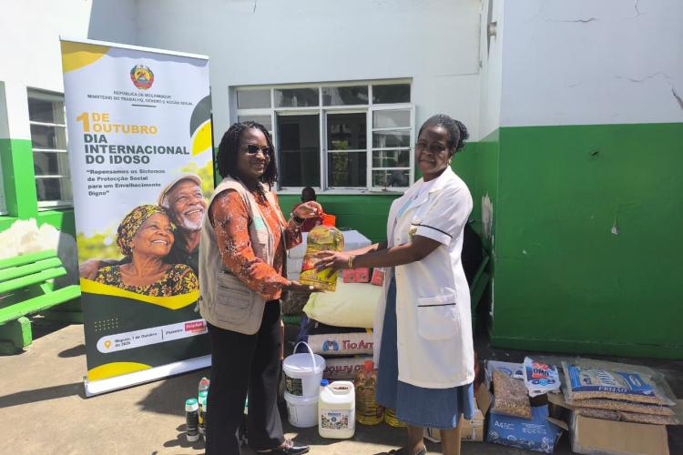 Entrega de bens alimentares e produtos de higiene à representante do Centro.