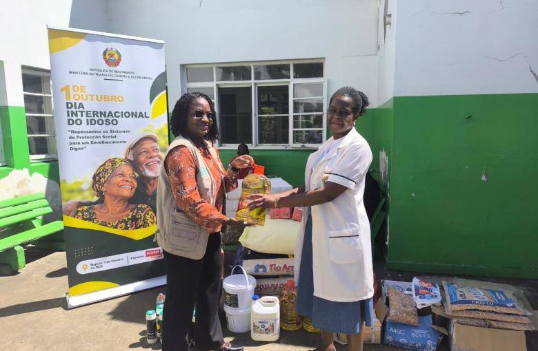 Entrega de bens alimentares e produtos de higiene à representante do Centro.